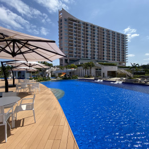 プールサイドパーティができる屋外のウッドデッキ|696790さんのブレスド バイ・ザ・シー（オリエンタルホテル 沖縄リゾート＆スパ）の写真(2089391)