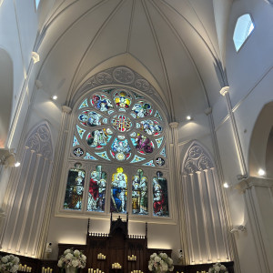 天井が高くステンドグラスが素敵でした|696819さんのアートグレイス ウエディングシャトーの写真(2095018)