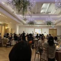披露宴会場の入り口は1つだけです。
