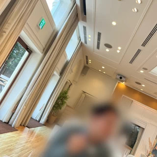 ウッド調の披露宴会場