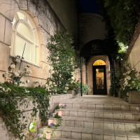 式場入り口(夜間) 階段の蝋燭と花はオプション
