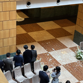 挙式会場フラワーシャワー後