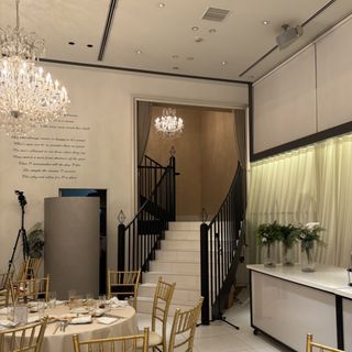 後ろ側に階段があり、新郎新婦の登場で使っていました