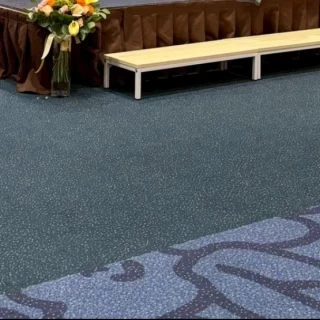 新郎新婦側の机に壇上があるので、新婦も安心かと思います