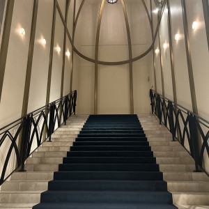 チャペルから披露宴会場に移動するときに通る大階段|697160さんのインフィニート 名古屋＜エルフラットグループ＞の写真(2092165)