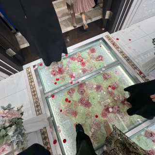 チャペルの床が芍薬の花でとても可愛かったです。