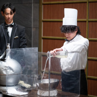 新郎がサプライズでソルベパフォーマンスをしている画像