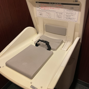 多目的トイレにある折り畳み式ユニバーサルベッド|697245さんのアールベルアンジェ名古屋の写真(2109391)
