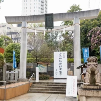 駅おりてすぐ見える入り口
荘厳な雰囲気