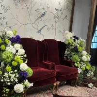 シックなソファとお花