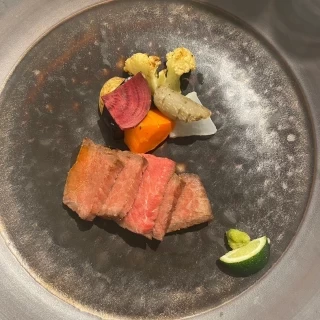 黒毛和牛のステーキと野菜のロースト