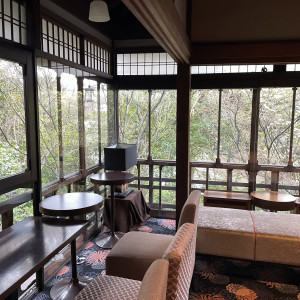 親族控え室は、片方ガラス張りでこの雰囲気。|697332さんのアカガネリゾート京都東山（AKAGANE RESORT KYOTO HIGASHIYAMA）の写真(2093551)