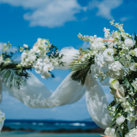 ガーデンアーチは胡蝶蘭をメインに白いリゾート風の花材を使用