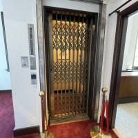 旧式のエレベーターが使用できるそうです