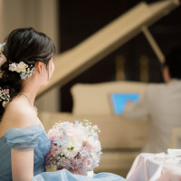 ブーケとヘアの花はどちらも生花で、統一感を出しています