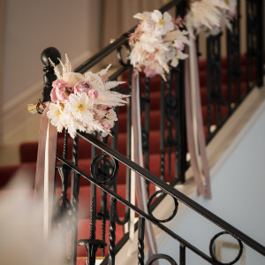 Y字階段の装花です|697404さんのアーフェリーク迎賓館 大阪の写真(2094835)