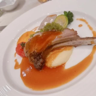 お肉が柔らかい仔羊のロティ（追加料金あり）