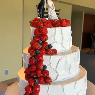 いちごふんだんのウェディングケーキ