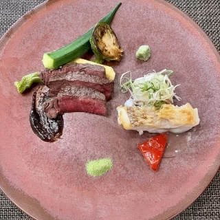 お肉料理もお箸で食べました