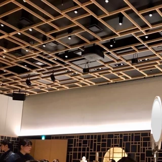 モダンな雰囲気の天井です
