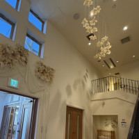 披露宴会場外　階段があるため天井が高いです