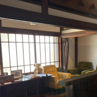 2階のゲスト控えスペース　ウェルカムグッズのサンプルが展示さ