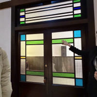 挙式会場入り口のステンドグラス