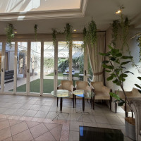 披露宴会場に続くロビーとガーデン