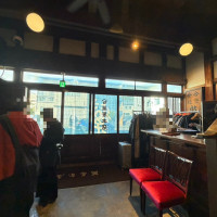 暖簾越しに外が見えます