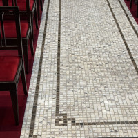 床のタイルも味があります