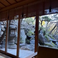 池が見える窓