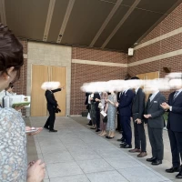 フラワーシャワーとブーケトスの場所です