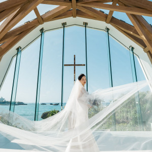 自然光とウッド調のチャペル|697565さんの瀬良垣島教会/アールイズ・ウエディングの写真(2096311)