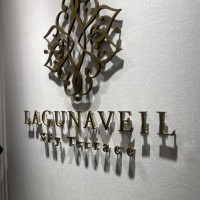 ロビーに大きなロゴ