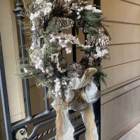 披露宴会場入場の扉のクリスマスの装飾
