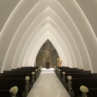 圧巻の白いチャペル