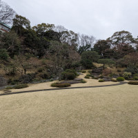 式場となる会場に面した庭を正面から