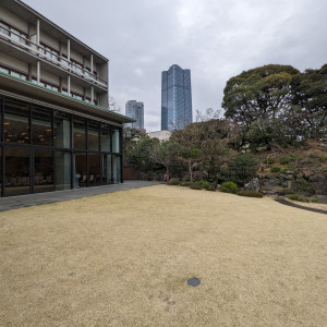 式場となる会場に面した庭|697754さんの国際文化会館（International House of Japan）の写真(2098203)
