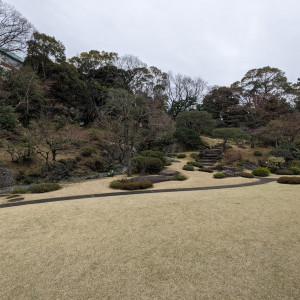 式場となる会場に面した庭を正面から|697754さんの国際文化会館（International House of Japan）の写真(2098204)