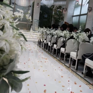 新郎新婦退場のフラワーシャワー後