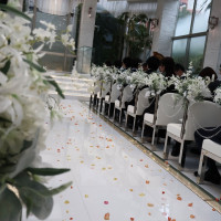 新郎新婦退場のフラワーシャワー後