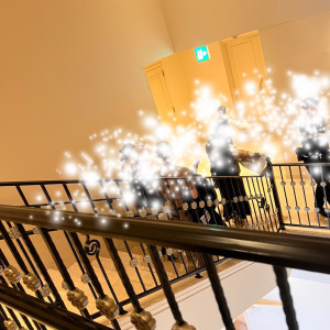 披露宴会場へ向かうまでの階段|697994さんのアニヴェルセル江坂（新大阪）の写真(2101947)