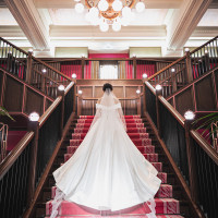 赤の大階段に白のドレスが映えます
