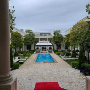 赤い絨毯に、ガーデンのプールが印象的でした|698183さんのアクアガーデン迎賓館(沼津)の写真(2132543)