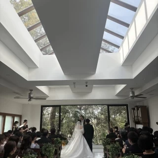 大きな窓を正面に自然光がたくさん入る挙式会場。