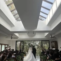 大きな窓を正面に自然光がたくさん入る挙式会場。