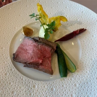 切ってくれたお肉をお皿に盛り付けて提供してくれます。
