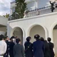 披露宴会場の2階から中庭のゲストにブーケトスができます