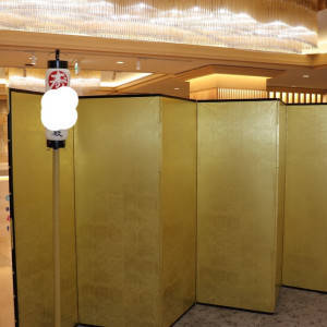 披露宴に入ると金の屏風と名入りの提灯が用意されています|698282さんの寒川神社の写真(2103252)