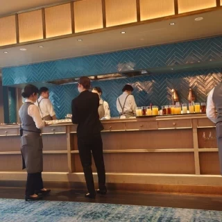 披露宴会場のサイドに厨房があって、出来立てが出てきます。